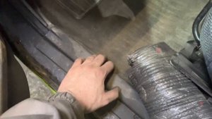 Сушу пол в машине
