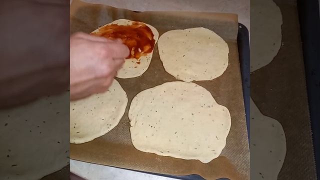 Готовлю одновременно четыре пиццы. Мини пицца с колбасой, с курицей, с лососем, с морепродуктами.