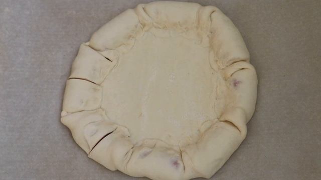 Пирог Подсолнух | Оригинальный рецепт открытого пирога из слоеного теста с сосисками и сыром