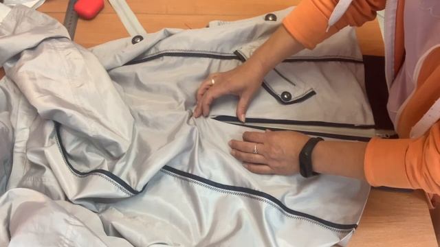 Вариант как расставить куртку по бедрам