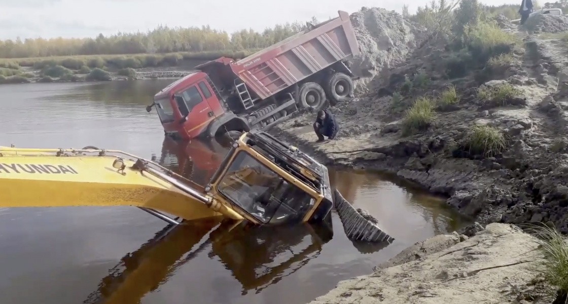 Водители бездорожья. Бездорожье севера. Дороги севера безбашенные водители. Утопленный самосвал.