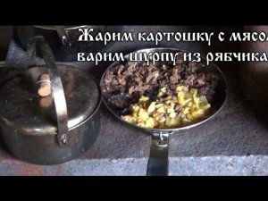 Различные блюда в посуде для походов.