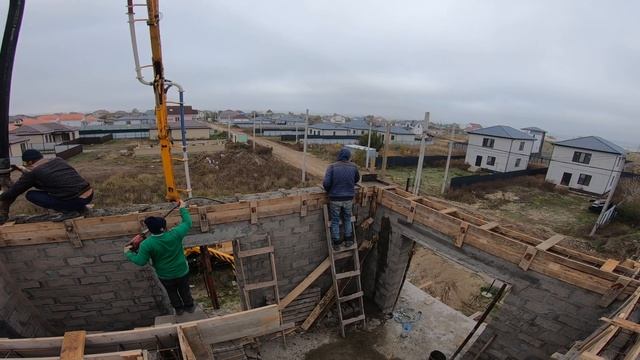 33 Заливка армопояса бетононасосом, вибрируем. Часть 1.