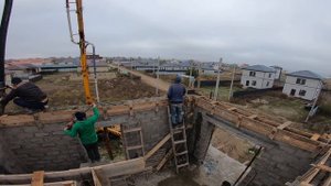 33 Заливка армопояса бетононасосом, вибрируем. Часть 1.