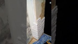 отделка искусственным камнем прихожей
