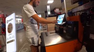 Таня шьёт чехол для шампуров