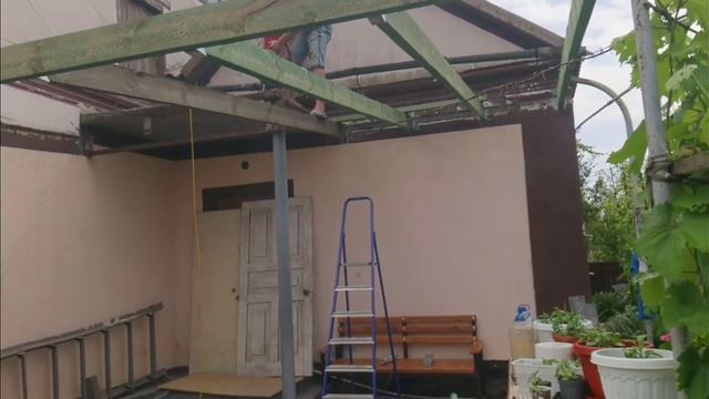 Меняем навес. строительство деревянного односкатного навеса возле дома.