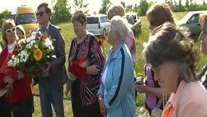 От всей души. На могиле В.М.Леонтьевой гости из Москвы и Димитровградцы.