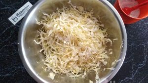 Капустный салат с колбасой и зеленым горошком
