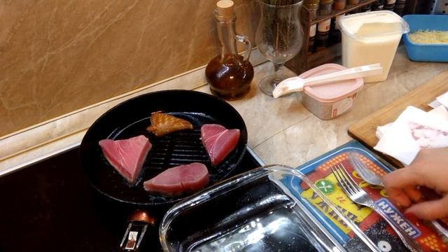 Стейки тунца в духовке с сырным соусом. Филе тунца в духовке.