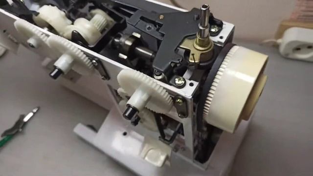 Ремонт машинки ЯМАТА. Не работает механизм намотки шпульки. смотреть онлайн