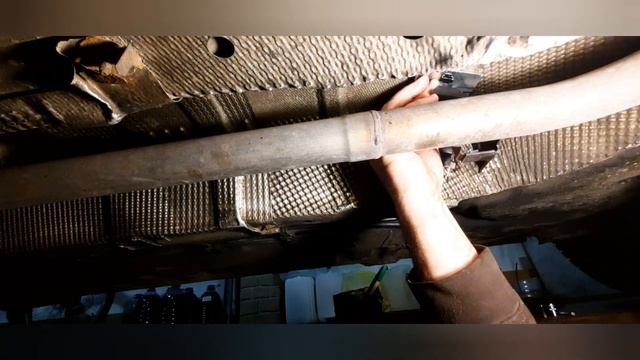 Рено Сценик 2. Замена среднего кронштейна выхлопной магистрали. смотреть онлайн