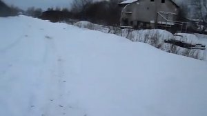 Ниссан Теана 4 WD едет по рыхлому снегу