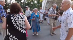 ТАК УСТРОЕНЫ МУЖЧИНЫ! СЧАСТЛИВЫЕ МОМЕНТЫ ИЗ ПАРКА ГОРЬКОГО ХАРЬКОВ ТАНЦЫ