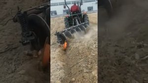 дисковый плуг работает в поле