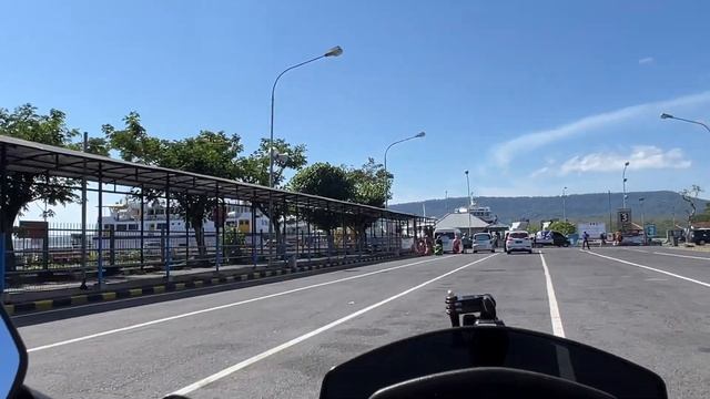 from CANGGU to EAST JAVA on a scooter! Solo girl trip! смотреть онлайн