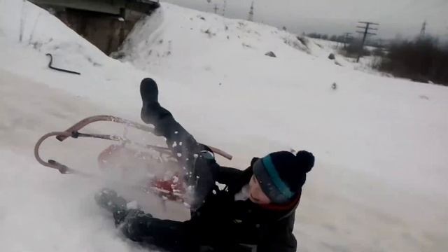 Падение на санках. Шок. Ржака!!!!! смотреть онлайн