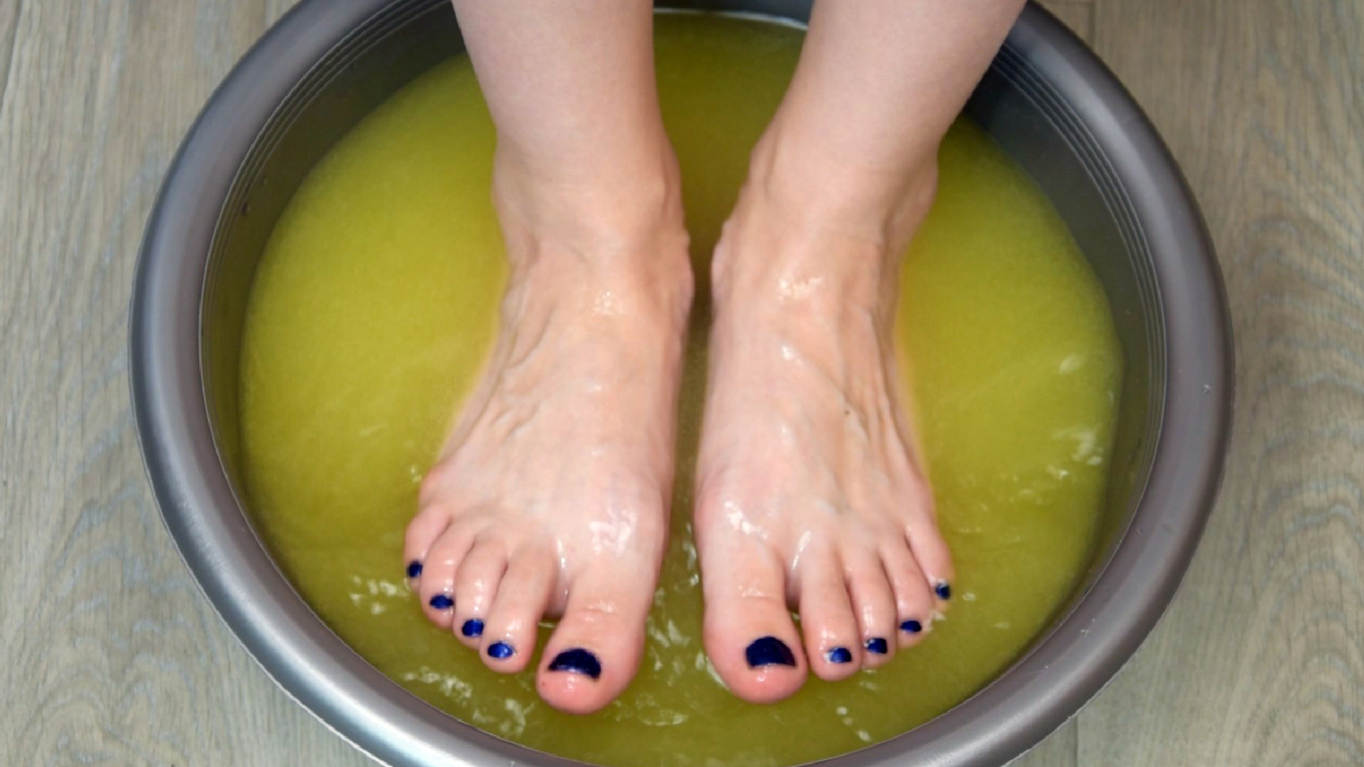Снятие отечности ног. Горчичные ванночки для ног. Избавление от отеков на ногах. Ванночки от отеков ступней.