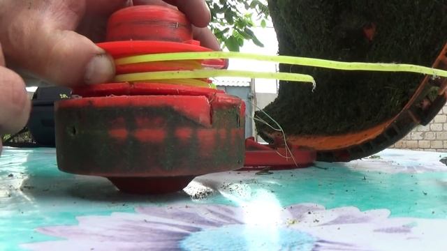 Бензокосилка ручная. Замена лески в катушке. смотреть онлайн