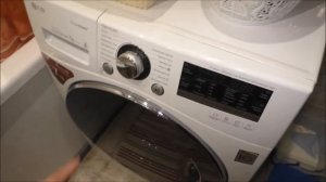 Течет из под дверцы стиральной машинки ?Смотрите может поможет.