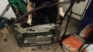 Как снять стекло на Опель омега Б