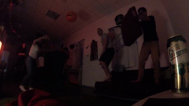 Черные обои, белая посуда смотреть онлайн