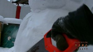 Новогодняя фигура из снега. Режем свинью из снега!