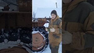 Трактор Т-25 чистит снег