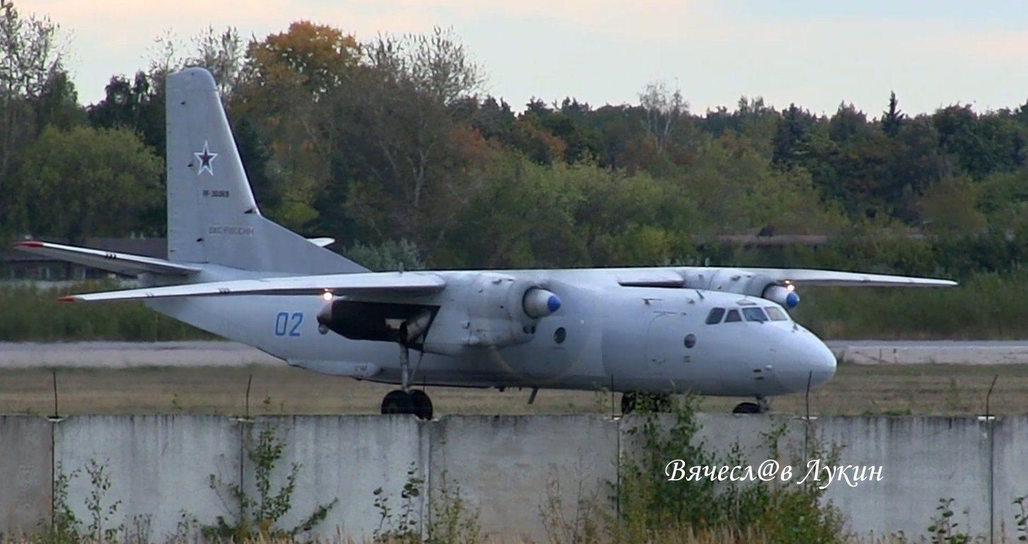 Посадка Ан-26 RF-36039 / 02 и следом, гружённый Ту-134АК RA-65989 взлёт без остановки