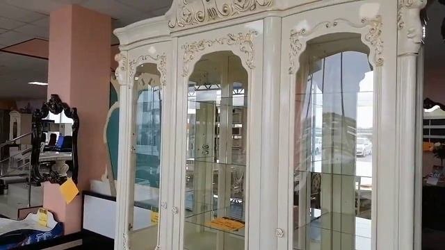 Сервант Батичелла 3 дверный Крем глянец Фортуна мебель.