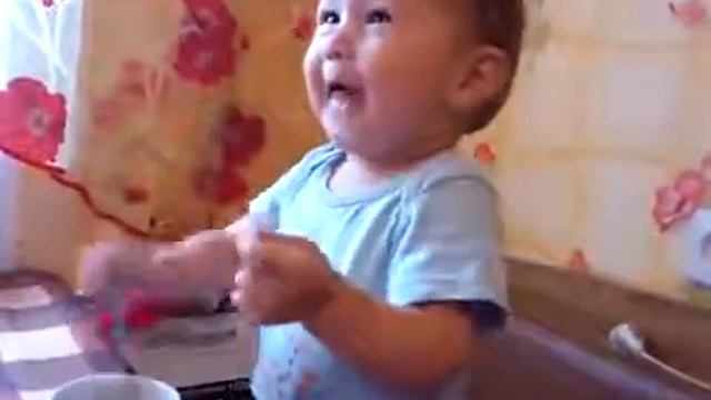 Маленький Гриша балуется смотреть онлайн