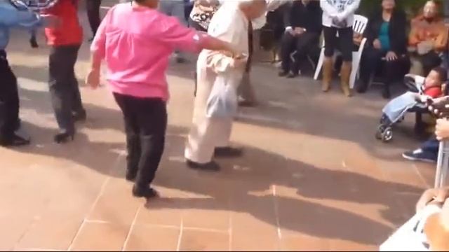 Дед танцует бросая палки. Моя озвучка. (Полная версия) смотреть онлайн