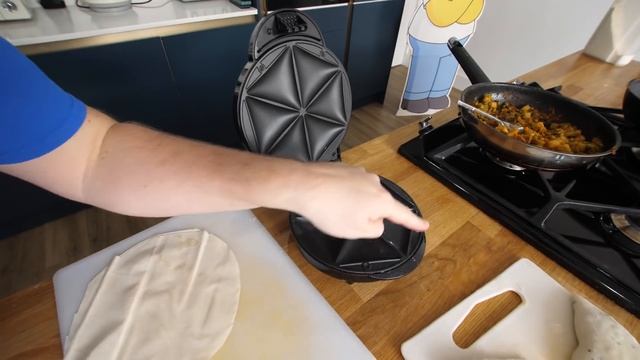 The Samosa Maker VS Um.... normal homemade Samosas (ok that's a good title) смотреть онлайн