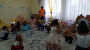 Игра с Дворником и листочками на осеннем утреннике в детском саду
