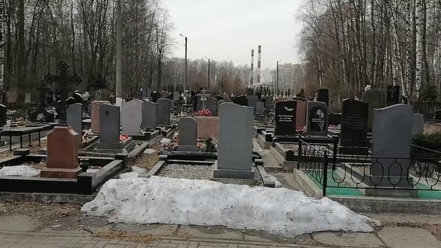 СП-б. Богословское кладбище, могила Виктора Цоя. 16.04.2023. смотреть онлайн