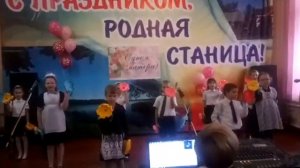 В поле яркие цветы