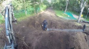 Экскаватор-погрузчик Терекс. Перекладываем дренажную трубу.