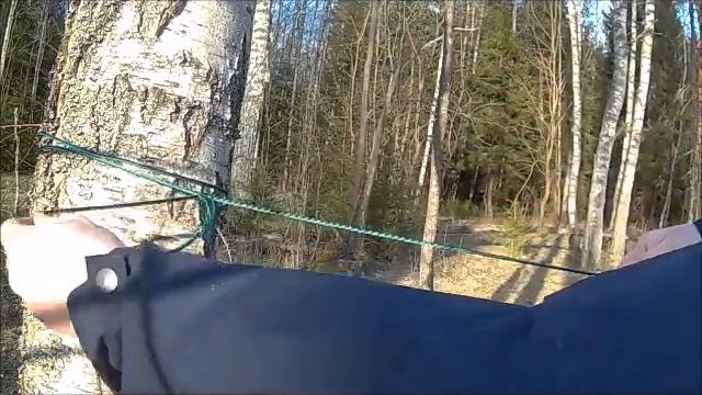 Как привязать тент к дереву смотреть онлайн