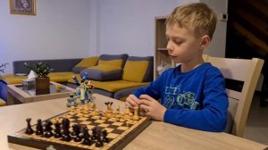 Алексей учит играть в шахматы.Ребёнок учит как ходят фигуры в шахматах!