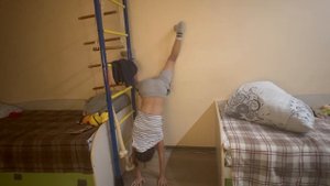 Раздеваюсь стоя на руках принимайте эстафету