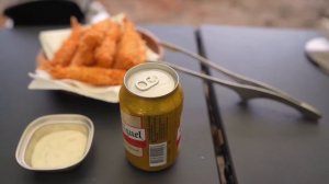 Кемпинг под дождем в одиночестве под проливным дождем и бурным морем  шум волн