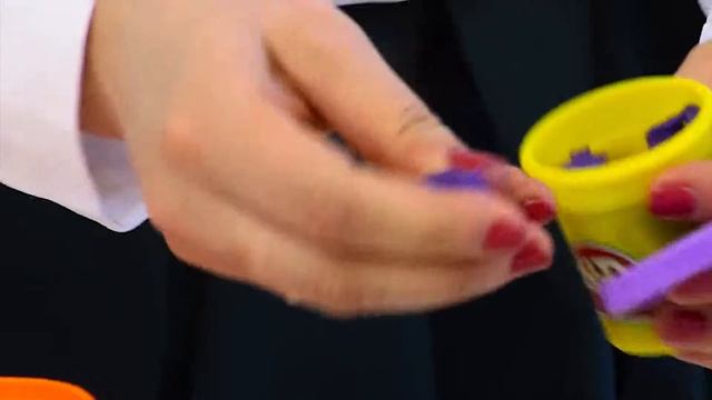 Открываем набор пластилина Плэй До (Play-Doh) прямо в цель. Лепи! Запускай! Считай! смотреть онлайн