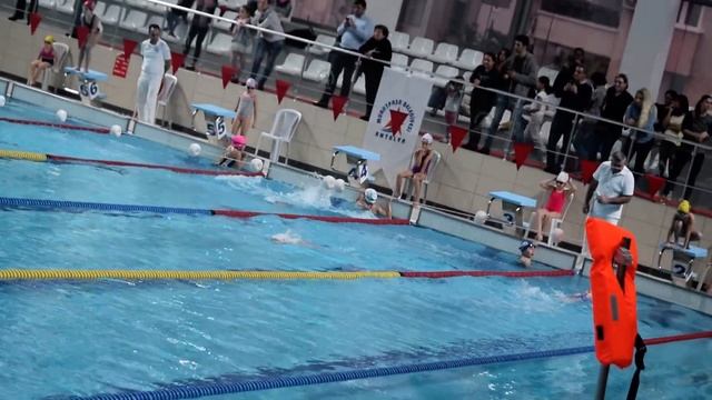 Соревнование по плаванию в Анталии. Эстафета среди детей 7-8 лет в бассейне 50 м. смотреть онлайн