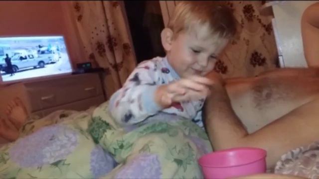 ЖАДНЫЙ МАЛЫШ РЫЧИТ!!! Kid big greedy person смотреть онлайн