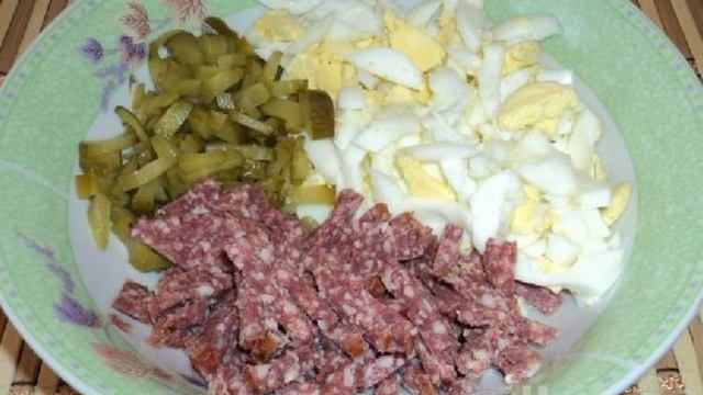 Салат с копченой колбасой, кукурузой и сухариками