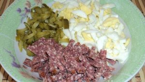 Салат с копченой колбасой, кукурузой и сухариками