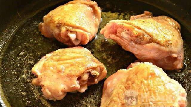 Яхния по-болгарски из куриных бедер