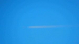 Пассажирский самолёт быстро летит в голубом небе