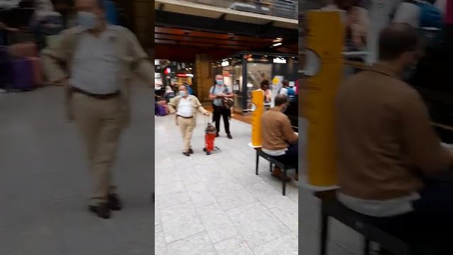 ptit piano a la gare du nord