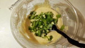 Домашний пирог с яблочным повидлом и киви на сковороде